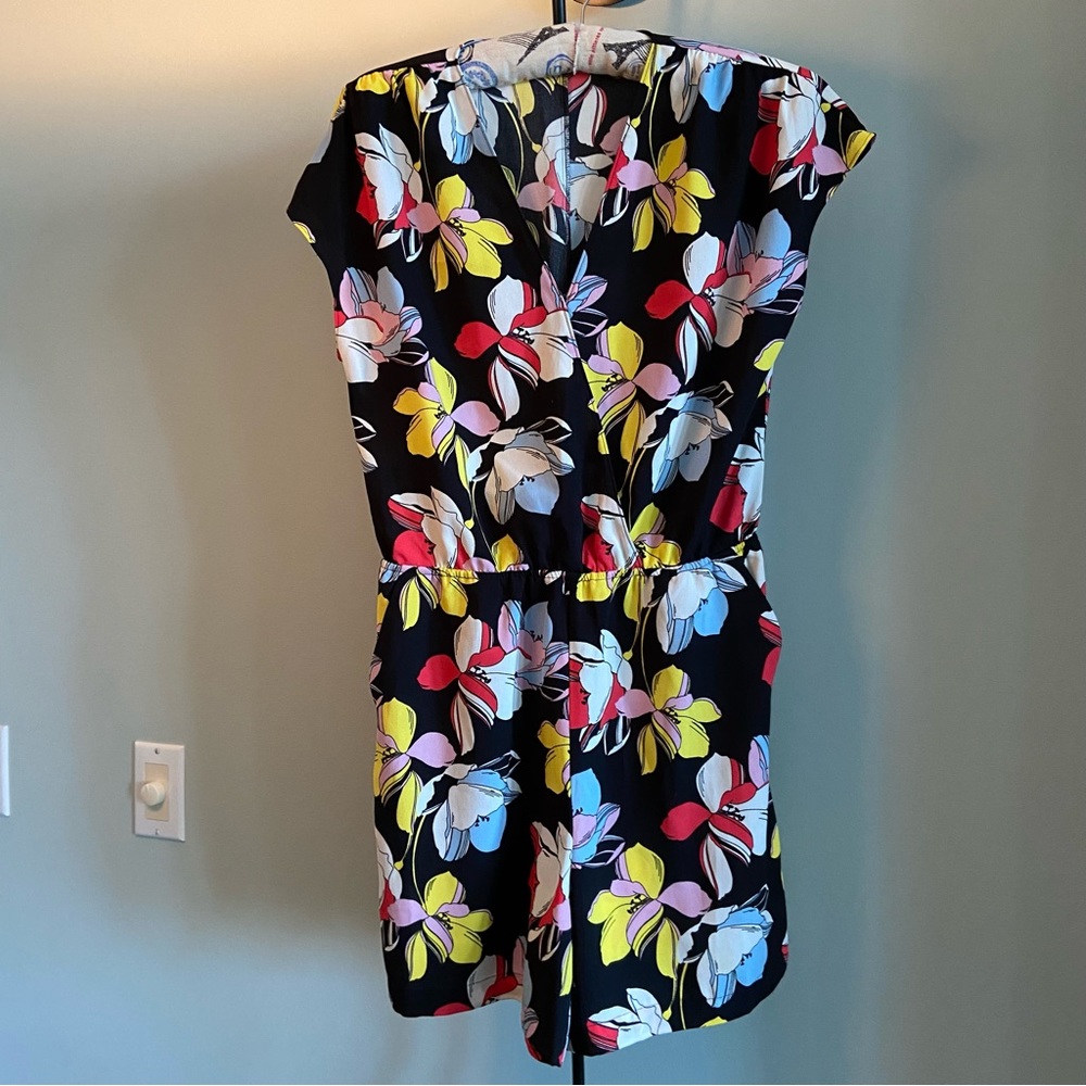 HALOGEN 
SURPLICE FLORAL ROMPER